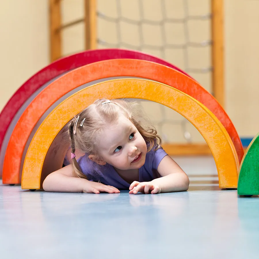 Kind in Turnhalle Arches ABA Therapy for children, ages 2-6, with autism in New Orleans, Louisiana